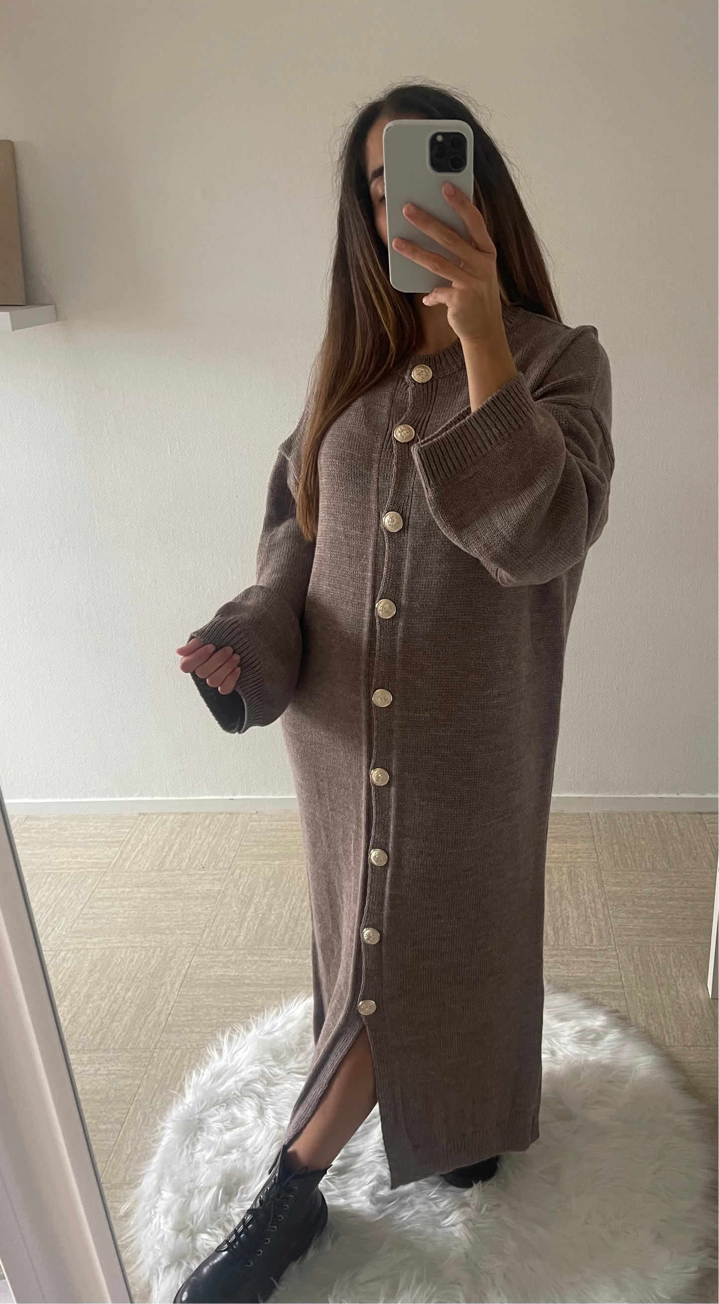 Robe taupe bouton doré