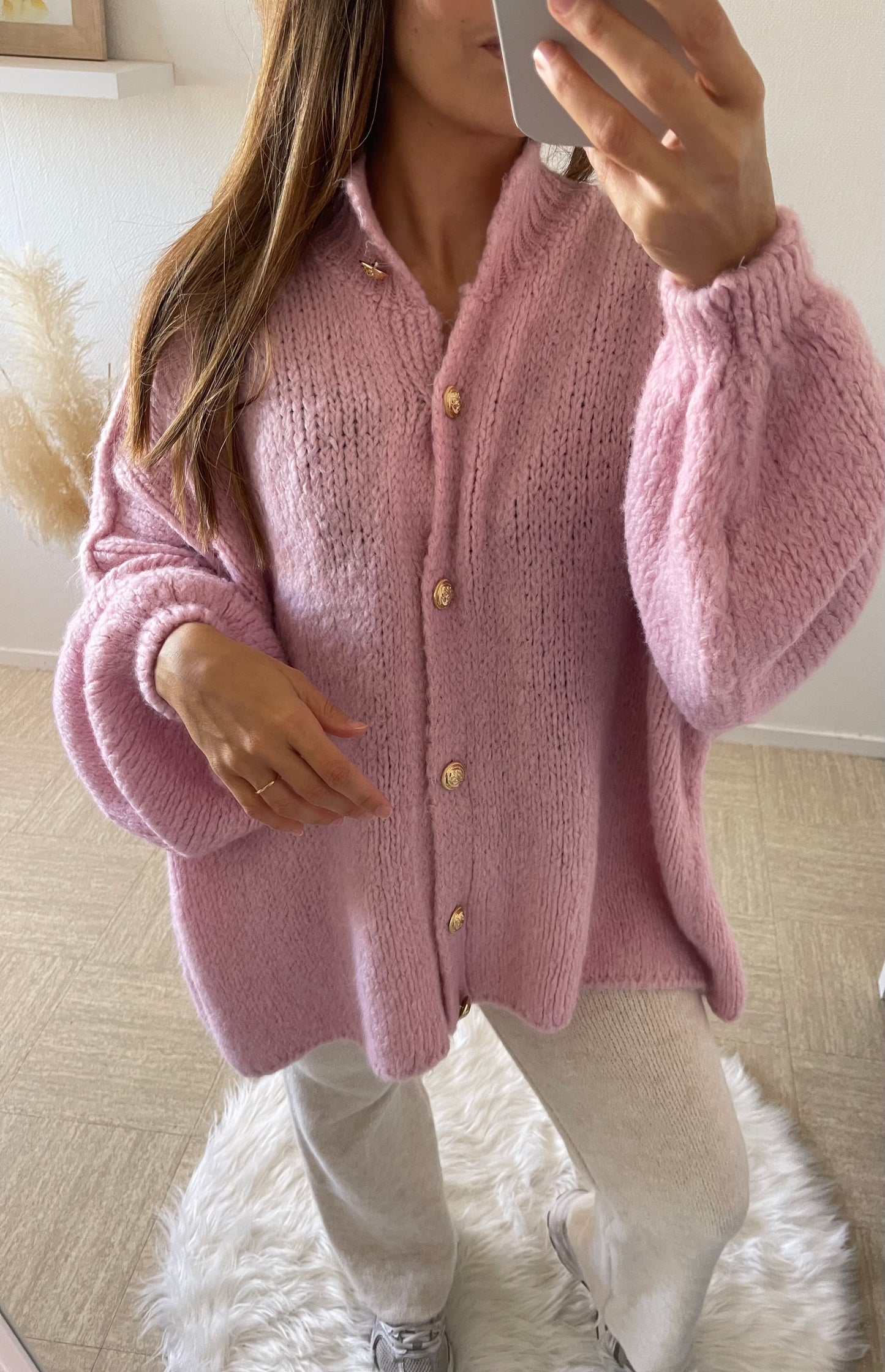 Pull rose clair à boutons doré