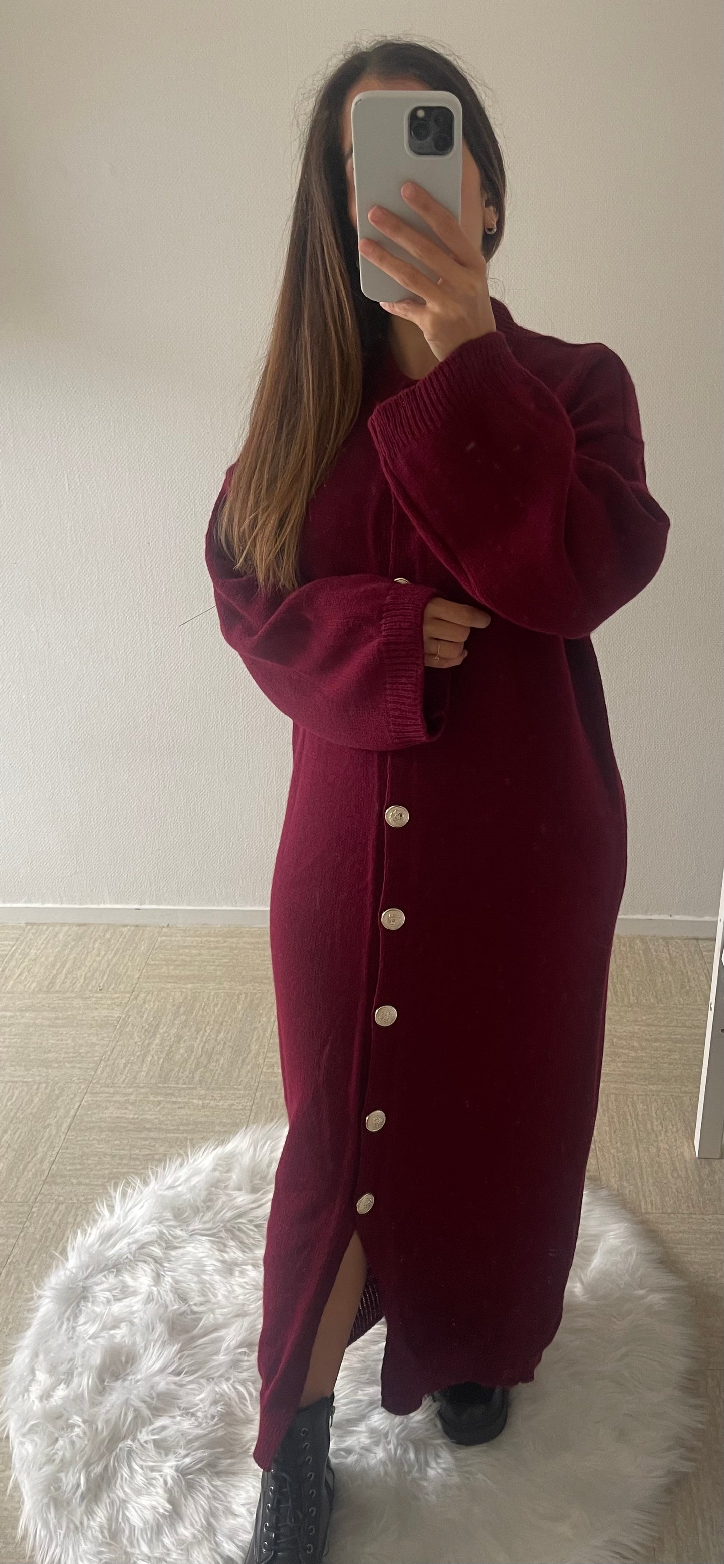 Robe bordeaux à bouton doré